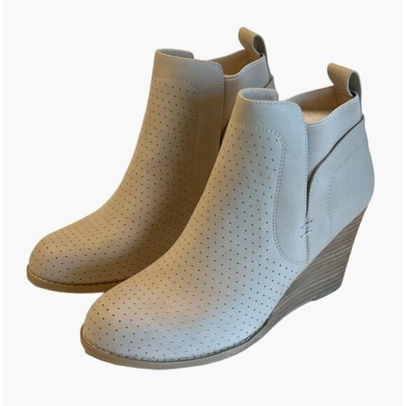 DV by Dolce Vita Women's Gerdy Bootie Beige Faux Suede Ankle Size 8 NWOB - Picture 8 of 8